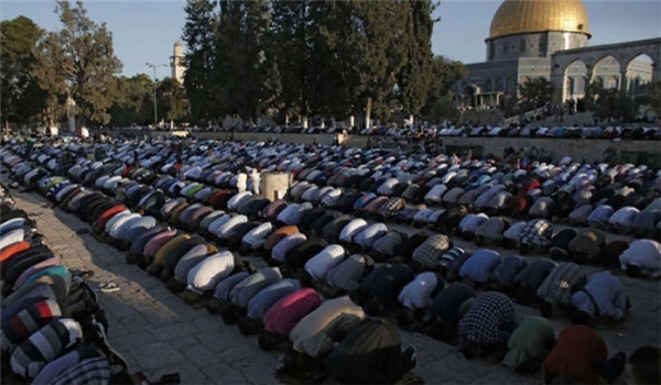 Palestinians say prayers at al-Aqsa Mosque