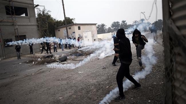 Bahraini protesters escaping from tear gas during clashes with police in the village of Bilad al-Qadim on February 13, 2015. (Photo by AFP)
