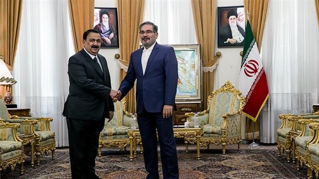 Secretary of Iran’s Supreme National Security Council Ali Shamkhani (R) shakes hands with Iraqi Defense Minister Erfan al-Hiyali in Tehran on July 23, 2017. (Photo by Tasnim news agency)