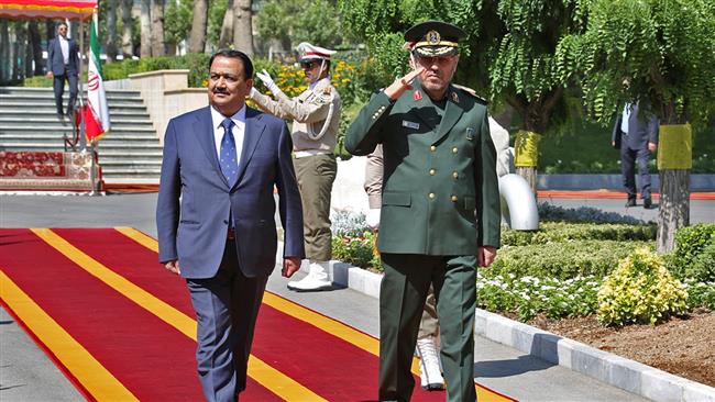 Iraqi Defense Minister Erfan al-Hiyali, left, and his Iranian counterpart Hossein Dehqan walk side by side during a welcoming ceremony in Tehran, July 23, 2017. (Photo by IRNA)