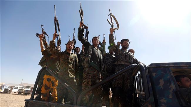 Newly recruited Houthi fighters chant slogans as they ride a military vehicle during a gathering in the capital Sana’a to mobilize more fighters to battlefronts to fight Saudi mercenaries in several Yemeni cities, January 3, 2017. (Photo by AFP)
