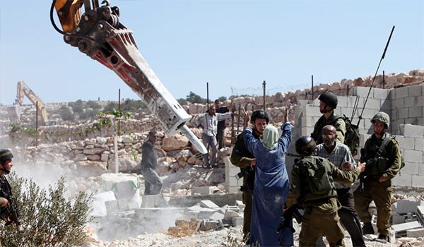 Israeli forces demolish Palestinian houses