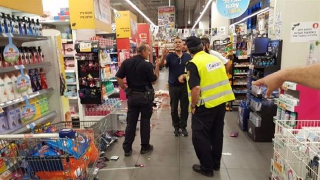 Israeli police and medics respond to an alleged stabbing attack at a supermarket in the central Israeli city of Yavne on August 2, 2017. (Photo by the Times of Israel)
