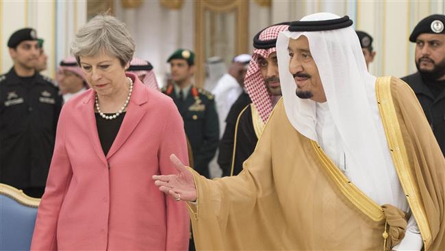 A handout picture provided by the Saudi Royal Palace on April 5, 2017 shows Saudi King Salman bin Abdulaziz Al Saud (R) receiving British Prime Minister Theresa May in the capital Riyadh. (Photo by AFP)
