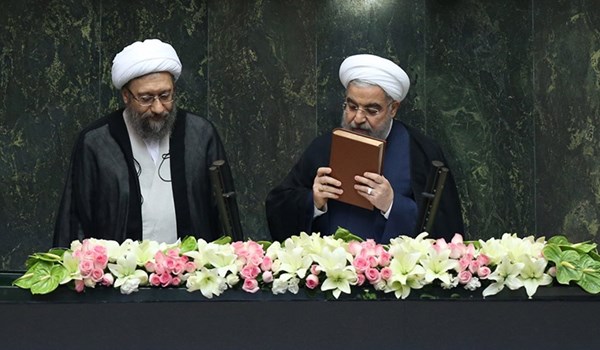 Hassan Rouhani (R) takes the oath of office as Iran