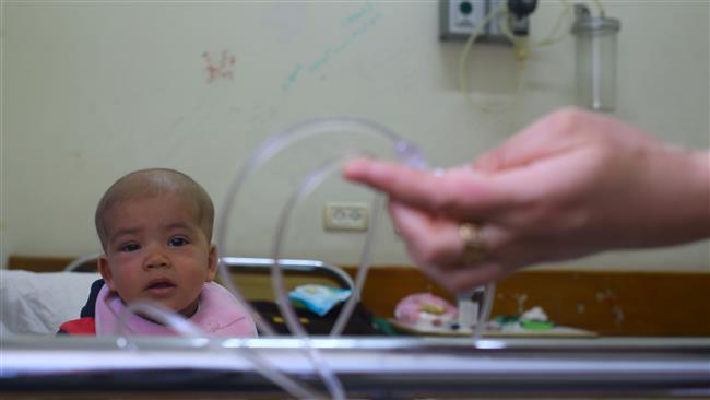 A Palestinian girl suffering from cancer is seen at al-Rantisi pediatric hospital in Gaza City on April 6, 2017. (Photos by AFP)
