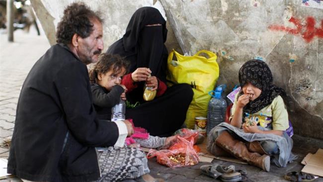 A homeless family eats lunch along a street in Sana’a, Yemen, on October 20, 2016. (Photo by Reuters)
