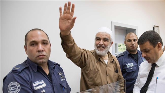 Sheikh Raed Salah (C), leader of the northern branch of the Islamic Movement in Israel, smiles as he arrives at the Israeli Rishon Lezion magistrate court, near Tel Aviv, on August 15, 2017. (Photo by AFP)
