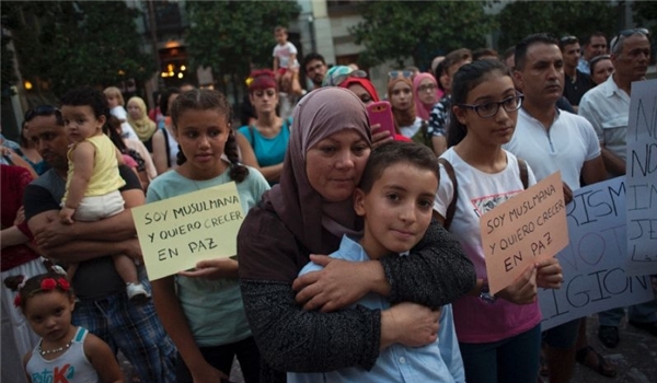 Spaniards Rally to Protest Anti-Muslim Hate Crimes after Terror Attacks
