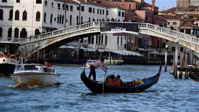 Gondolas and boat-taxis drive on the Canale Grande (Grand Canal) in Venice on April 7, 2017. (Photo by AFP)
