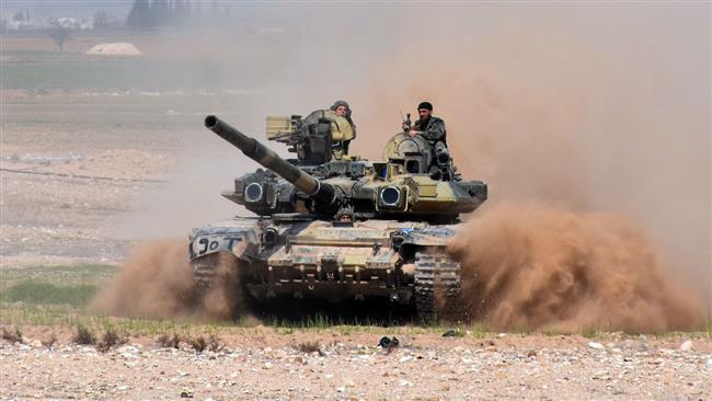 Syrian government troops advance on the eastern outskirts of Aleppo on March 8, 2017 near the town of al-Khafsah. (Photo by AFP)
