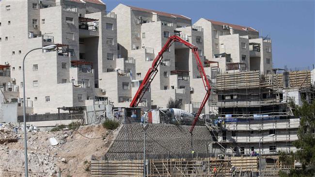 Construction workers build new houses in the Israeli settlement of Kiryat Arba, east the West Bank town of al-Khalil (Hebron), August 24, 2017. (Photo by AFP)
