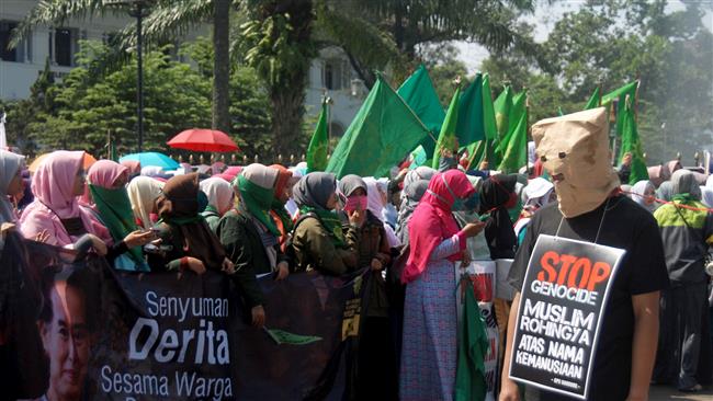 A group of Indonesian activists protest in Bandung, West Java, on September 4, 2017, about the humanitarian crisis in western Myanmar. (Photo by AFP)
