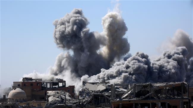 Smoke billows in the northern Syrian city of Raqqah on September 3, 2017, as the so-called Syrian Democratic Forces (SDF) battle to retake the city from Daesh. (Photo by AFP)
