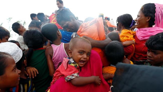 Rohingya refugees jostle to receive food distributed by local organizations after crossing the Bangladesh-Myanmar border by boat through the Bay of Bengal in Teknaf, Bangladesh, September 7, 2017. (Photo by Reuters)
