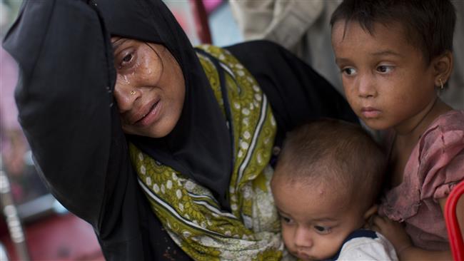 The photo shows an exhausted Rohingya woman arrives with her children at Kutupalong refugee camp after crossing from Myanmar to the Bangladesh side of the border, in Ukhia, on September 5, 2017. (Photo by AP)
