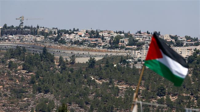A Palestinian flag is seen in front of the Israeli settlement of Gilo, in the West Bank village of Walaja, August 18, 2017. (Photo by Reuters)

