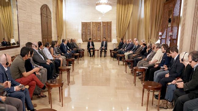 Syrian President Bashar al-Assad (center, R) is speaking with a delegation of the International Trade Union Conference (ITUC) in the capital Damascus on September 13, 2017. (Photo by SANA)
