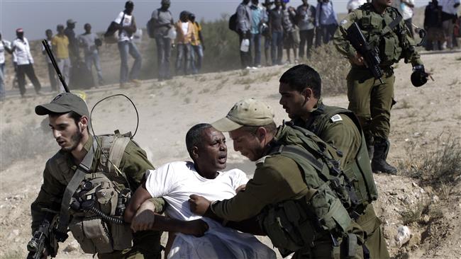 African refugees clash with Israeli soldiers after they left Holot detention center in the Negev Desert on June, 27, 2014. (Photo by AP)
