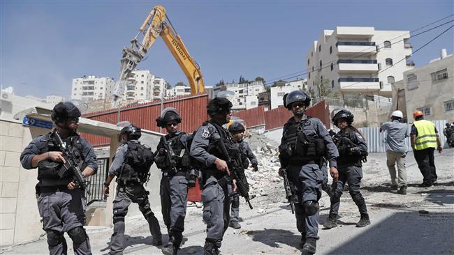 Israeli policemen keep watch the demolition of a Palestinian home in East Jerusalem al-Quds on September 13, 2017. (Photo by AFP)
