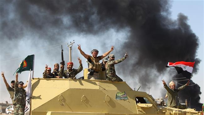 Fighters from the Hashed al-Sha’abi, backing Iraqi forces, advance towards Hawijah, on October 4, 2017. (Photo by AFP)