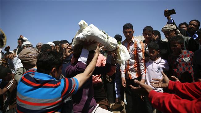 Yemenis bury the body of the son of TV director Mounir al-Hakimi who was killed by a Saudi airstrike in Sana’a, February 16, 2016. (Photo by AP)
