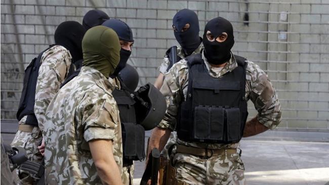 Lebanese security forces stand guard as others carry out documents and computers from a shop that handles money transfers on Hamra street, in Beirut, Lebanon, on March 8, 2017. (Photo by AP)
