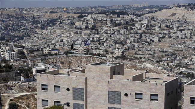 A picture taken on September 10, 2017 from the Palestinian neighborhood of Jabel Mukaber in the Israeli-occupied East Jerusalem al-Quds shows the Israeli settlement of Nof Zion in the foreground, and the Old City of Jerusalem al-Quds with the Dome of the Rock in the background. (Photo by AFP)
