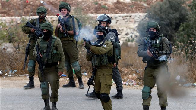 Israeli soldiers fire tear gas at Palestinian protesters during clashes in the West Bank city of al-Khalil (Hebron) on October 6, 2017. (Photo by Reuters)
