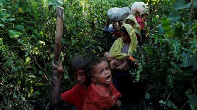 Rohingya refugees arrive to the Bangladeshi side of the Naf river after crossing the border from Myanmar on October 16, 2017. (Photo by Reuters)
