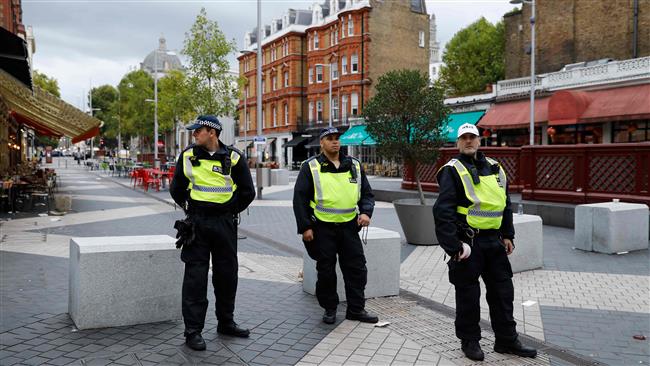 UK police officers stand on duty at a cordon near to the scene of an incident at the junction of Exhibition Road and Cromwell Road, between the Victoria and Albert (V&A) Museum and the Natural History Museum, in the South Kensington district of London on October 7, 2017. (Photo by AFP)
