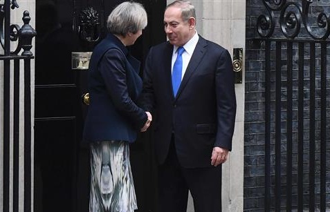 British Prime Minister Theresa May (L) poses shaking hands with Israeli Prime Minister Benjamin Netanyahu (R) after Netanyahu arrived for a meeting at 10 Downing Street in central London on February 6, 2017. (Photo by AFP)