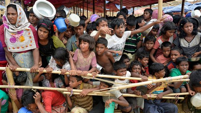 Rohingya Muslim refugees wait to receive food distributed by a Turkish aid agency at the Thaingkhali refugee camp in Ukhia, in Bangladesh, October 21, 2017. (Photo by AFP)
