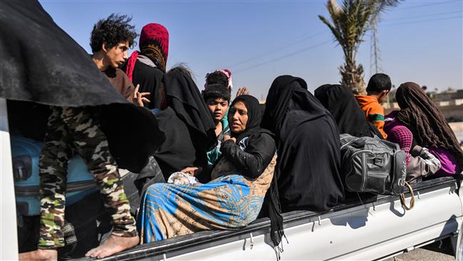 Syrian civilians fleeing the center of the city of Raqqah on October 12, 2017. (AFP photo)