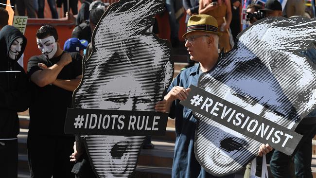 Demonstrators from the Refuse Fascism movement protest, calling for the end of the administration of US President Donald Trump and Vice President Mike Pence, in Los Angeles, California, on November 4, 2017. (AFP photo)
