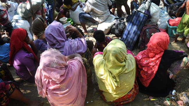 Rohingya refugees who entered Bangladesh by boat await to go to refugee camps in Bangladesh, November 10, 2017. (Photo by AFP)
