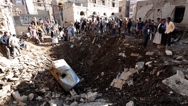 People look at the damage in the aftermath of a Saudi airstrike in the Yemeni capital of Sana’a, on November 11, 2017. (Photo by AFP)
