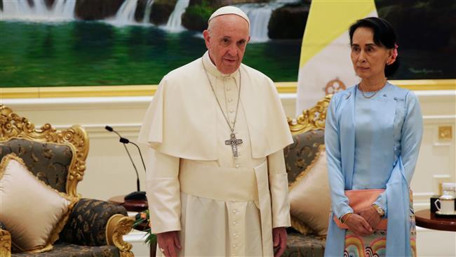 Pope Francis stands with Myanmar’s de facto leader Aung San Suu Kyi (R) during their meeting in Naypyidaw, Myanmar, on November 28, 2017. (Photo by AFP)
