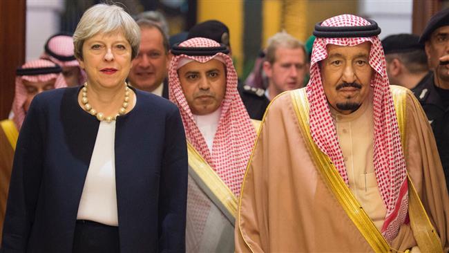 A handout picture provided by the Saudi Royal Palace on November 29, 2017, shows Saudi King Salman bin Abdulaziz (R) meeting with British Prime Minister Theresa May in Riyadh. (Photo by AFP)
