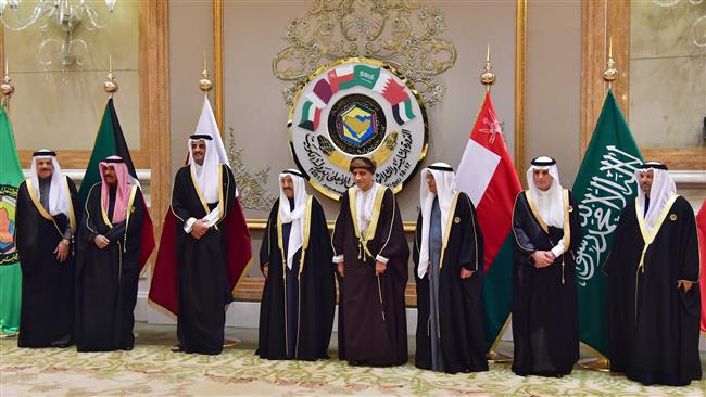 Representatives of the member states of the [Persian] Gulf Cooperation Council pose for a photo at the Bayan palace in Kuwait City on December 5, 2017. (AFP photo)
