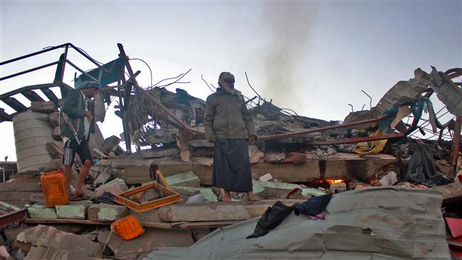 Yemenis check the aftermath of a Saudi-led airstrike on the town of Sahar in the northwestern Yemeni province of Sa’ada, November 1, 2017. (Photo by AFP)
