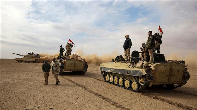 Tanks and armored personnel carriers (APCs) of the Iraqi forces and Popular Mobilization Units (Hashd al-Sha’abi) are seen on the advance through Anbar province, 20 kilometers east of the city of Rawah in the western desert bordering Syria, on November 25, 2017, as they attempt to flush out remaining Daesh terrorists in the al-Jazeera region. (Photo by AFP)
