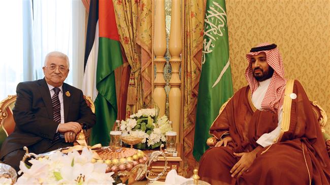 This file photo shows Palestinian President Mahmoud Abbas (L) meeting with Saudi Crown Prince Mohammad bin Salman.
