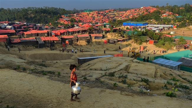 A Rohingya Muslim refugee collects water in Thankhali refugee camp in the Bangladeshi district of Ukhia on November 25, 2017. (Photo by AFP)
