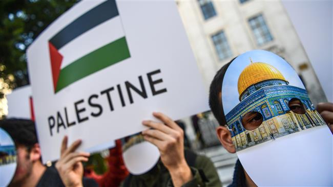 Protesters wearing masks featuring Dome of the Rock in the al-Aqsa Mosque complex in East Jerusalem al-Quds take part in a protest against the US and Israel, on December 13, 2017 in Istanbul, Turkey. (Photo by AFP)
