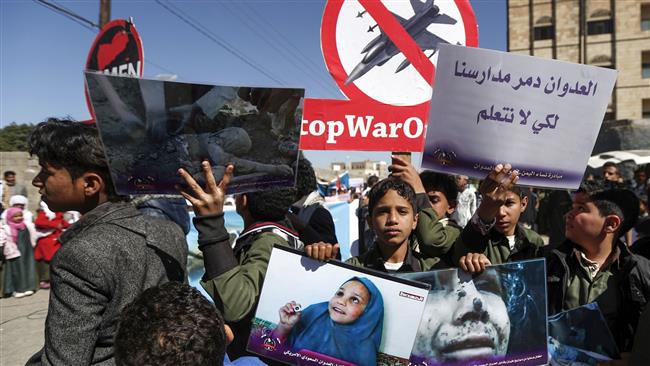 Yemeni children protest against the Saudi-led bombing campaign on their country in front of UN offices in the capital, Sana’a, on November 20, 2017. (Photo by AFP)
