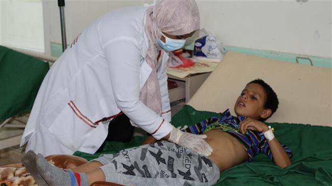 Nahla Arishi, a pediatrician, checks a boy infected with diphtheria at the al-Sadaqa teaching hospital in the southern port city of Aden, Yemen, on December 18, 2017. (Photo by AFP)
