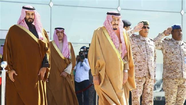 Saudi Royal Guard members stand on duty in the capital Riyadh on November 26, 2017. (AFP photo)
