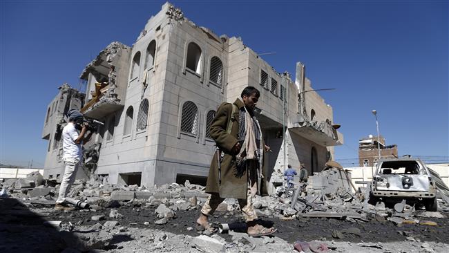 Yemenis check the site of Saudi airstrikes at a detention center in the capital Sana’a on December 13, 2017. (Photo by AFP)
