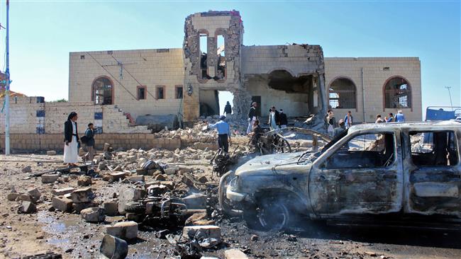 Yemenis inspect damage at the site of a Saudi-led coalition airstrike in the northern city of Sa’ada, Yemen, December 20, 2017. (Photo by AFP)
